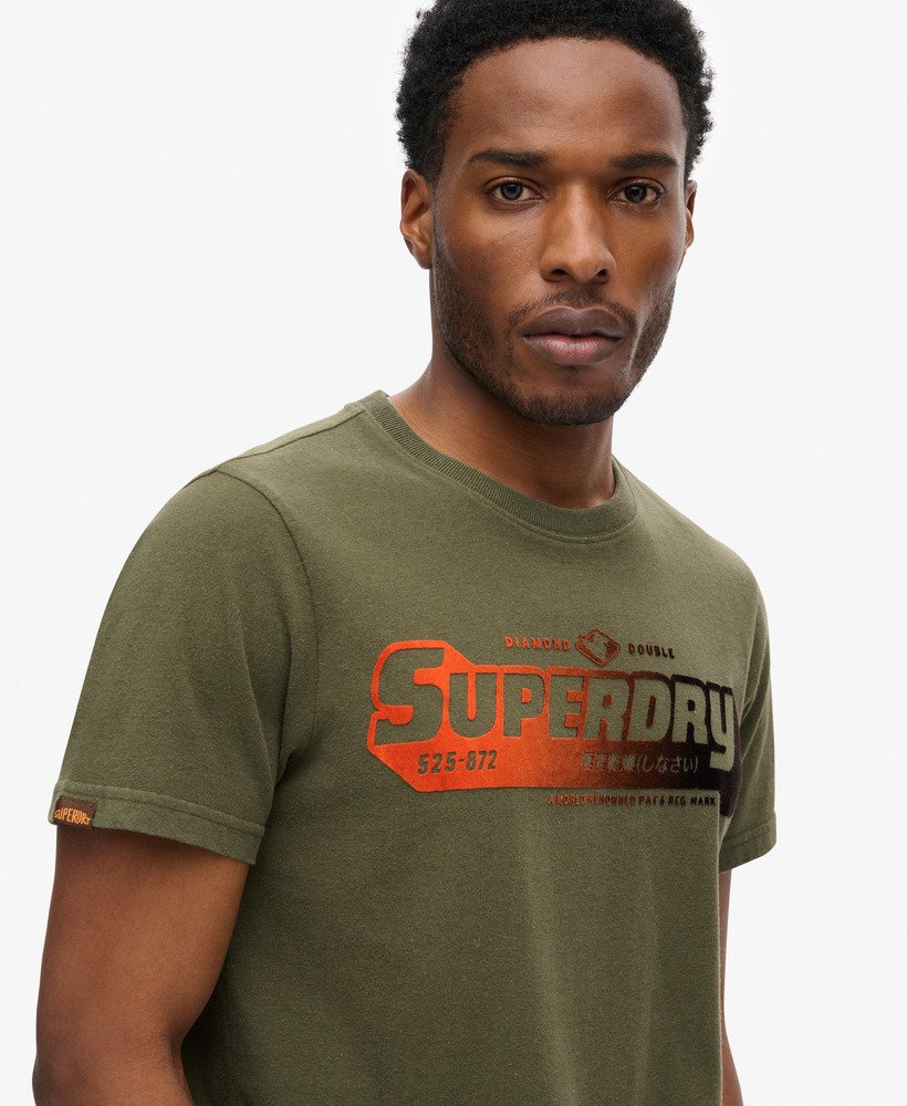 camiseta com estampa degradê flocada em verde cáqui mesclado