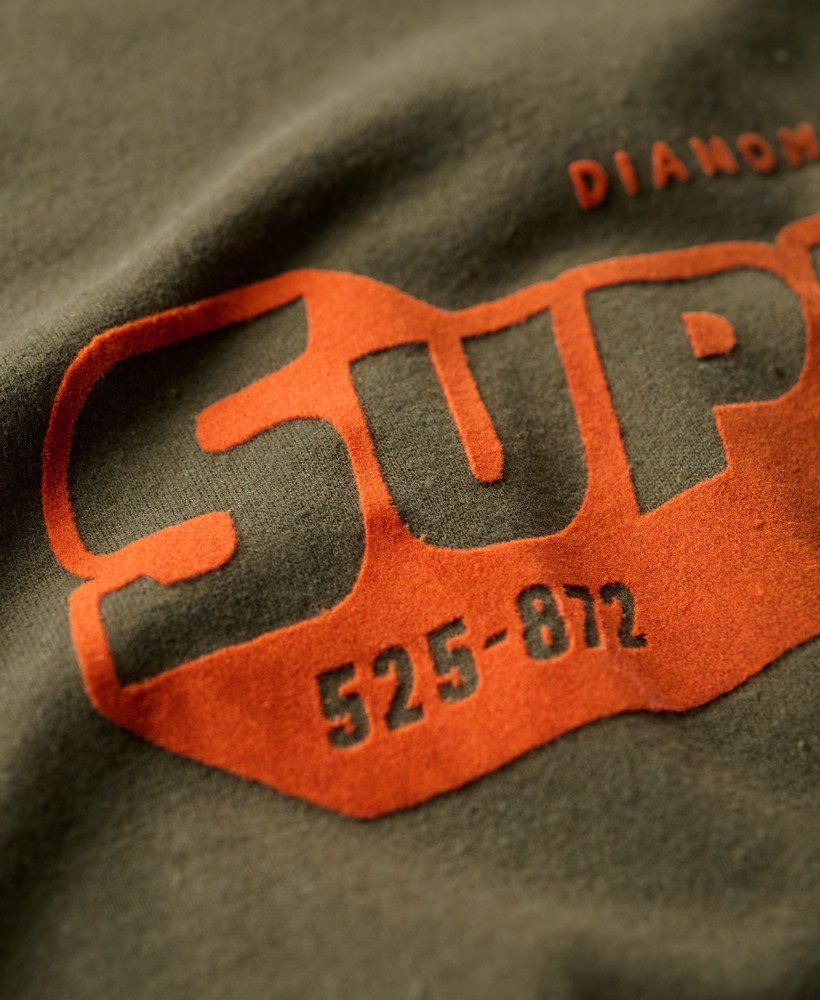 camiseta com estampa degradê flocada em verde cáqui mesclado