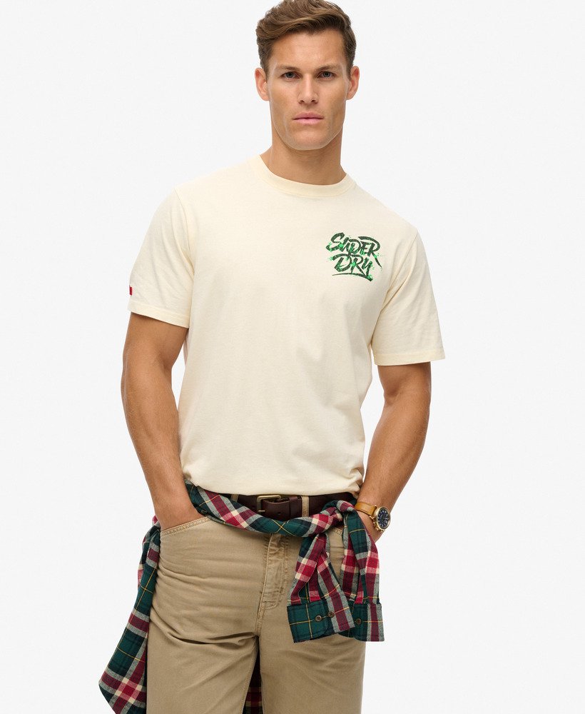 camiseta folgada com estampa punk lo-fi na cor branca arroz.