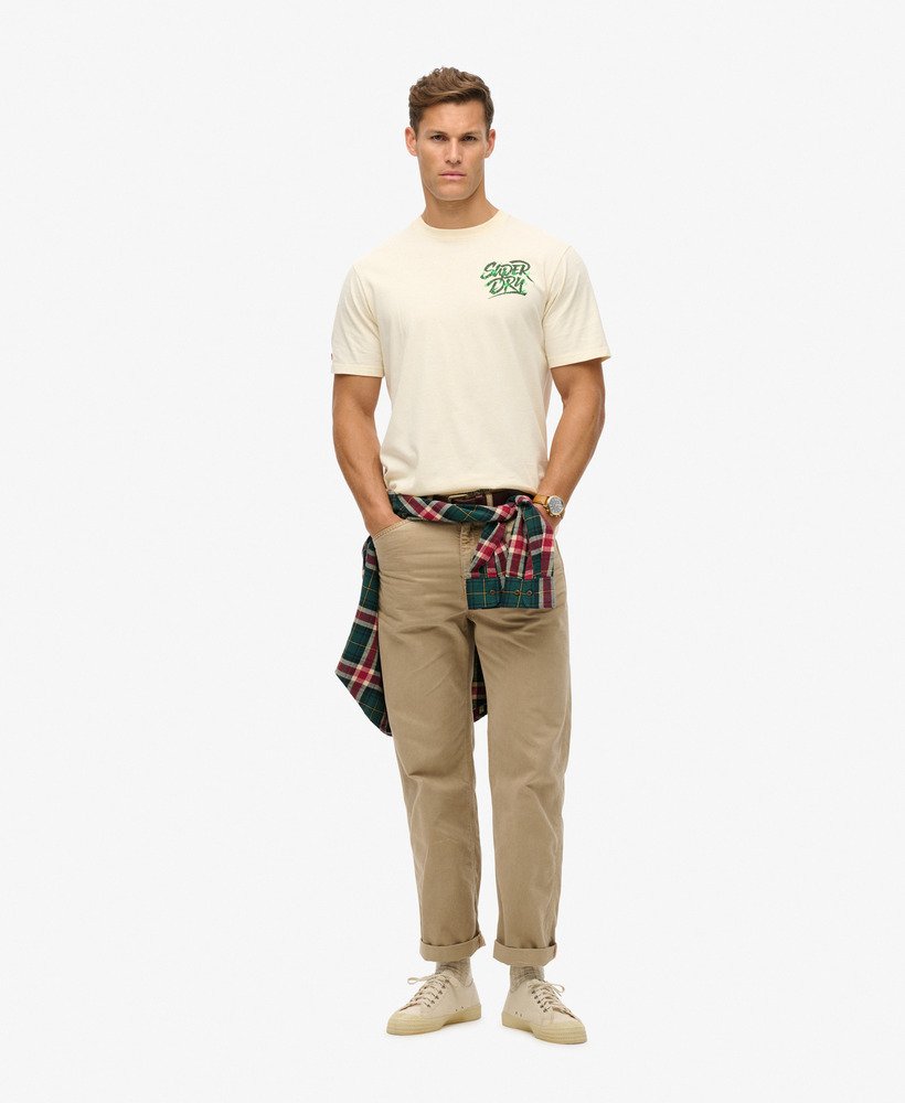 camiseta folgada com estampa punk lo-fi na cor branca arroz.