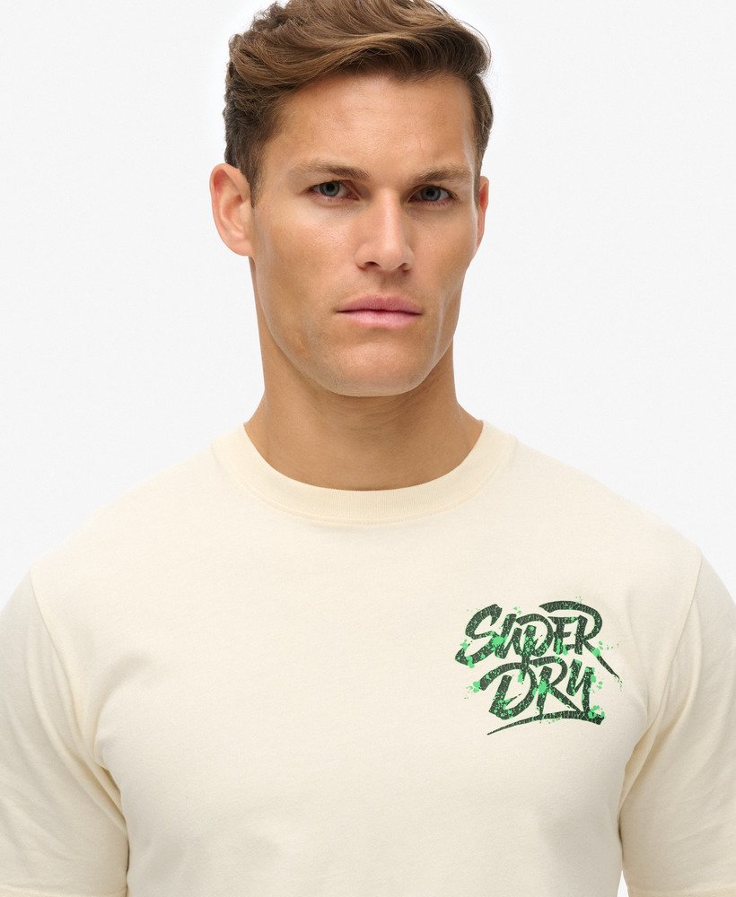 camiseta folgada com estampa punk lo-fi na cor branca arroz.