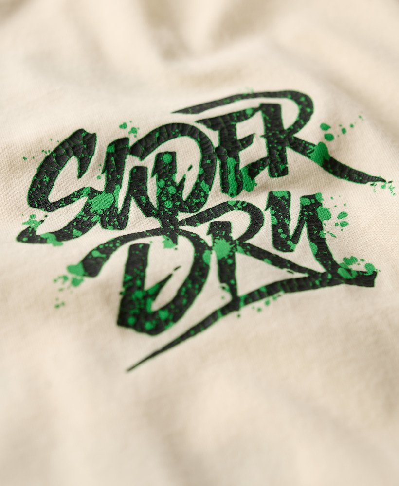 camiseta folgada com estampa punk lo-fi na cor branca arroz.