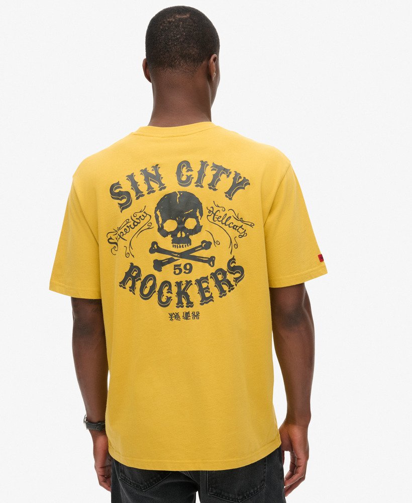 camiseta folgada com estampa punk lo-fi na cor amarelo petróleo.