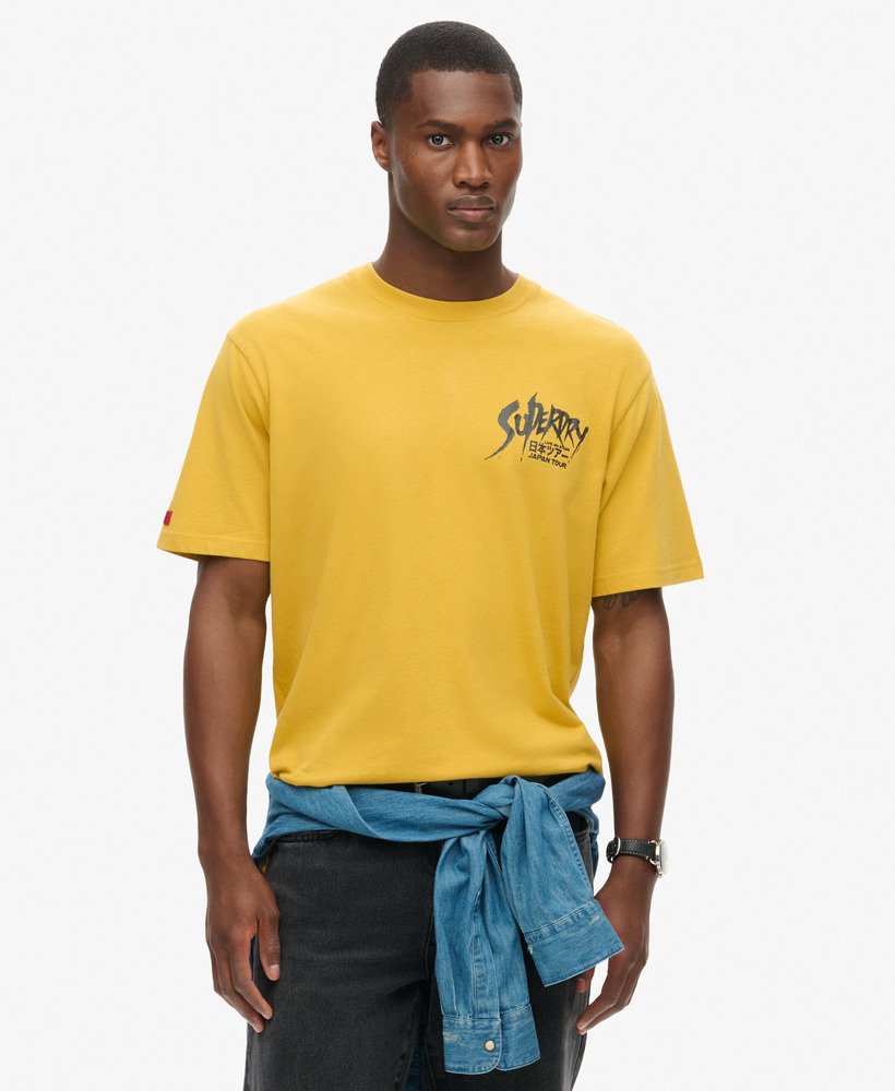 camiseta folgada com estampa punk lo-fi na cor amarelo petróleo.