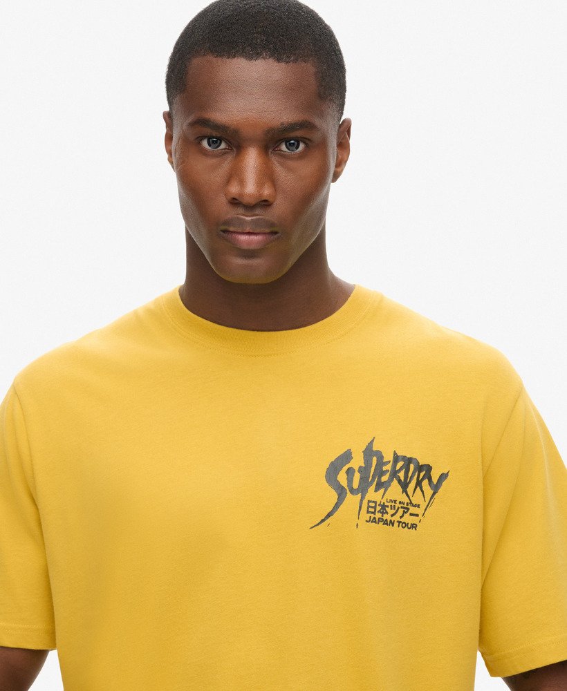 camiseta folgada com estampa punk lo-fi na cor amarelo petróleo.