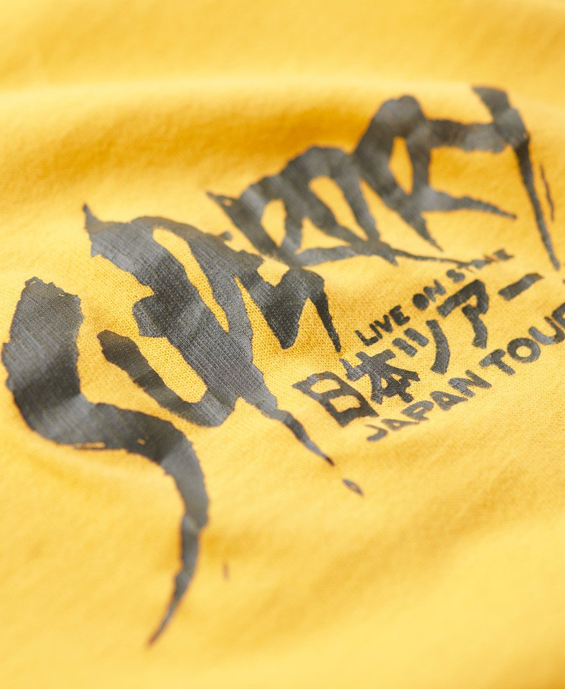 camiseta folgada com estampa punk lo-fi na cor amarelo petróleo.