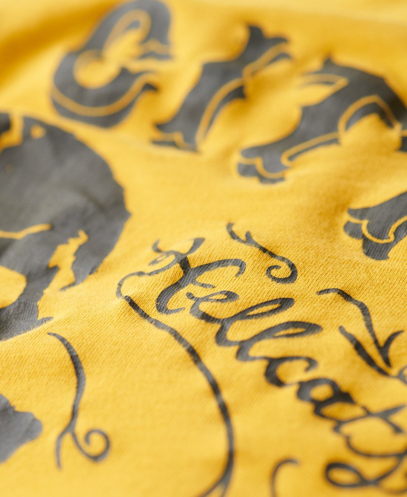 camiseta folgada com estampa punk lo-fi na cor amarelo petróleo.