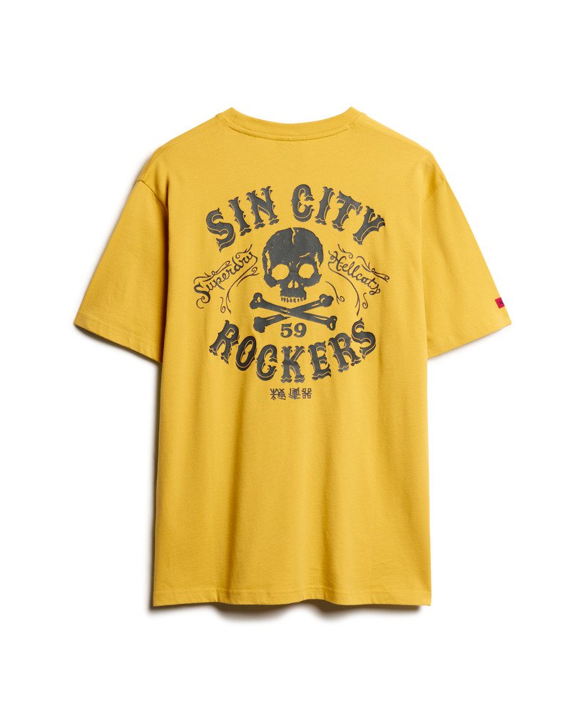 camiseta folgada com estampa punk lo-fi na cor amarelo petróleo.