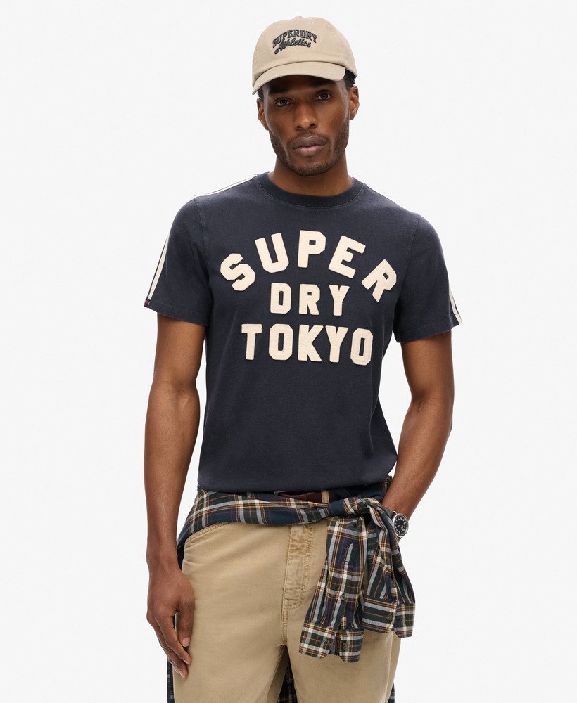 camiseta vintage esportiva listrada na cor azul marinho eclipse.