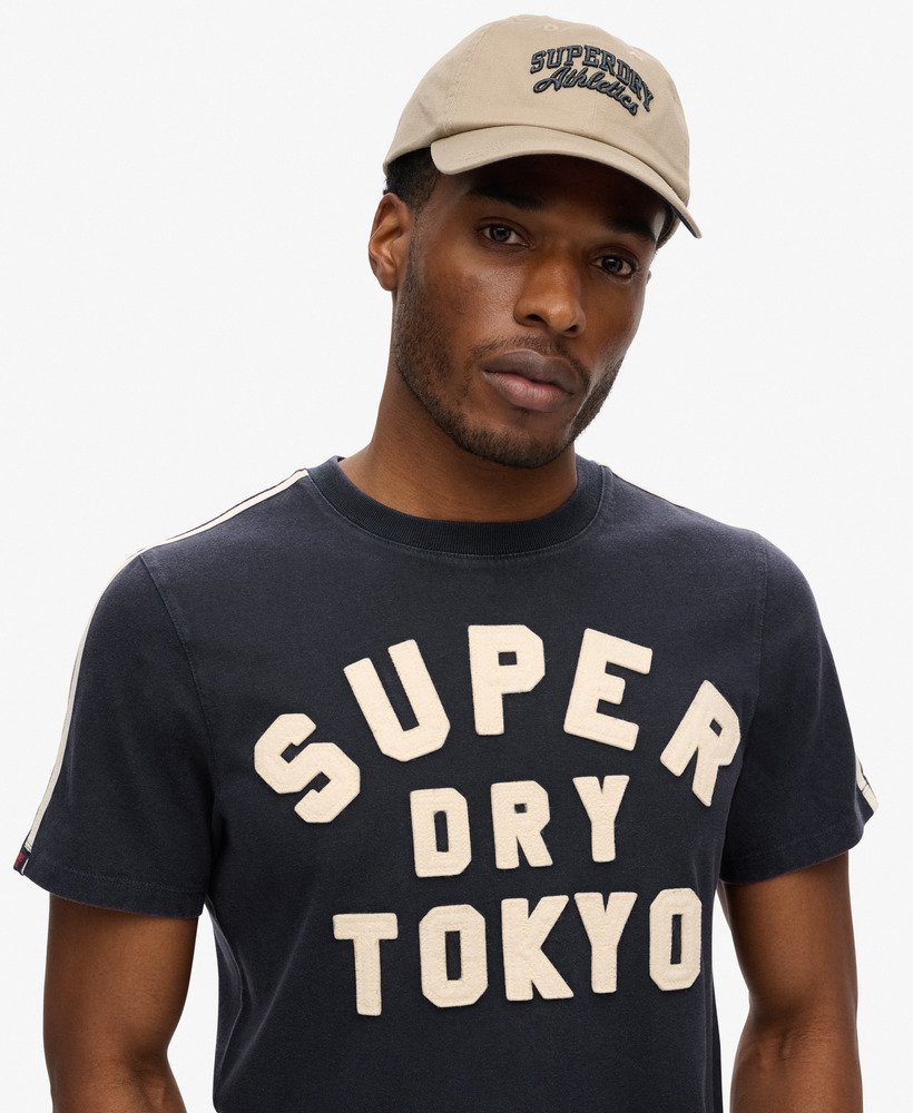 camiseta vintage esportiva listrada na cor azul marinho eclipse.