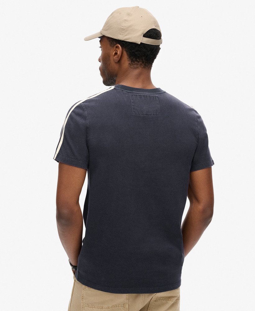 camiseta vintage esportiva listrada na cor azul marinho eclipse.