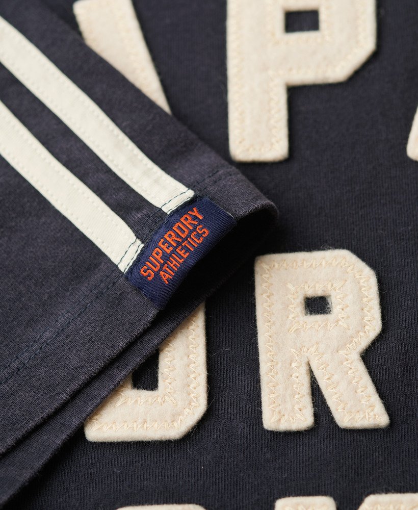 camiseta vintage esportiva listrada na cor azul marinho eclipse.