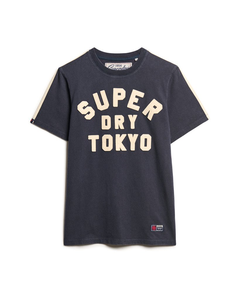 camiseta vintage esportiva listrada na cor azul marinho eclipse.