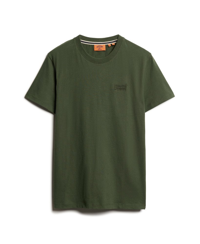 camiseta essential logo em algodão orgânico dentro de uma bolsa de viagem verde.