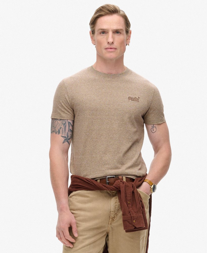 camiseta essential logo em algodão orgânico na cor areia do deserto.