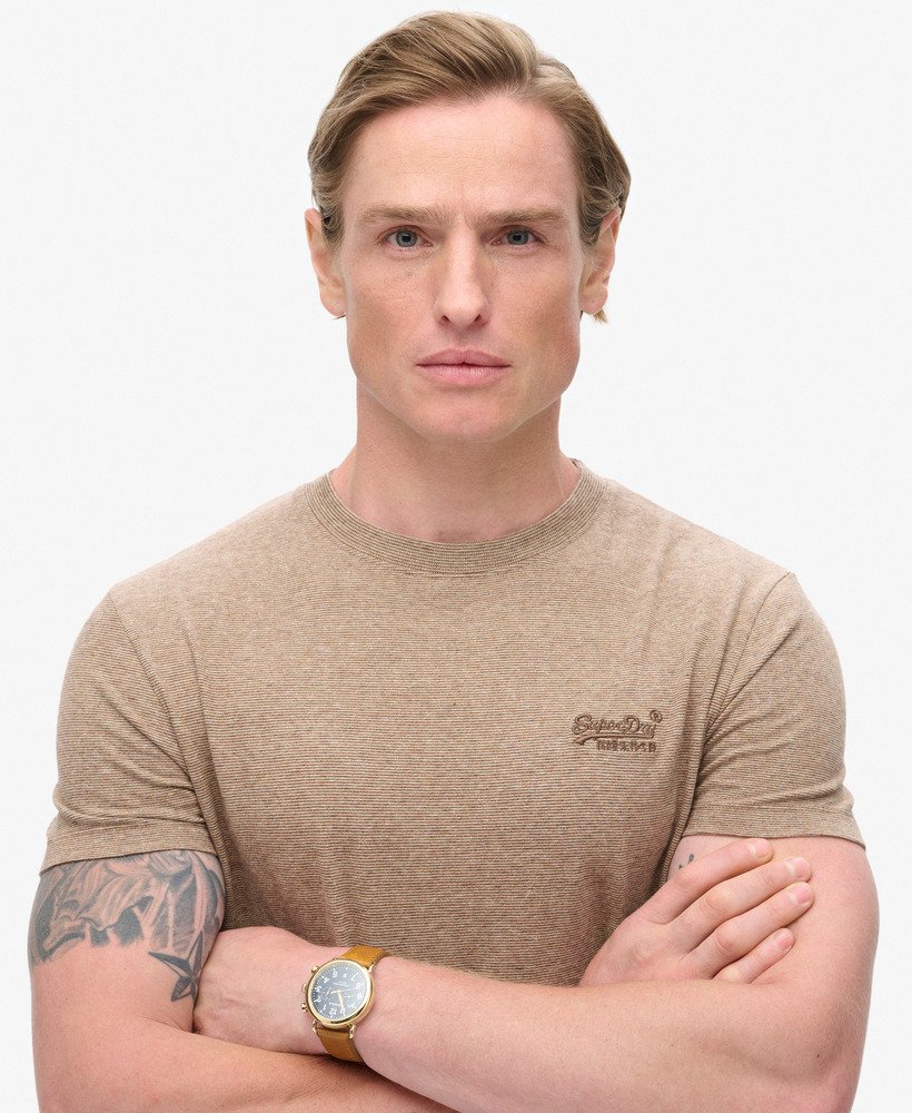 camiseta essential logo em algodão orgânico na cor areia do deserto.