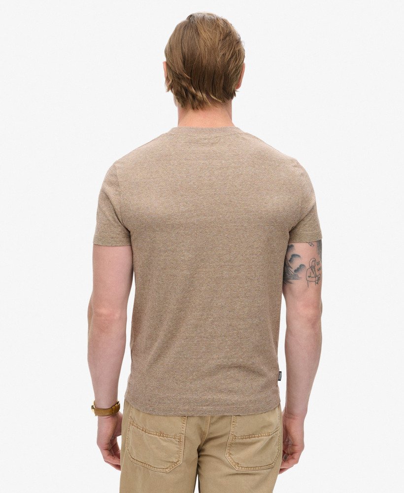 camiseta essential logo em algodão orgânico na cor areia do deserto.