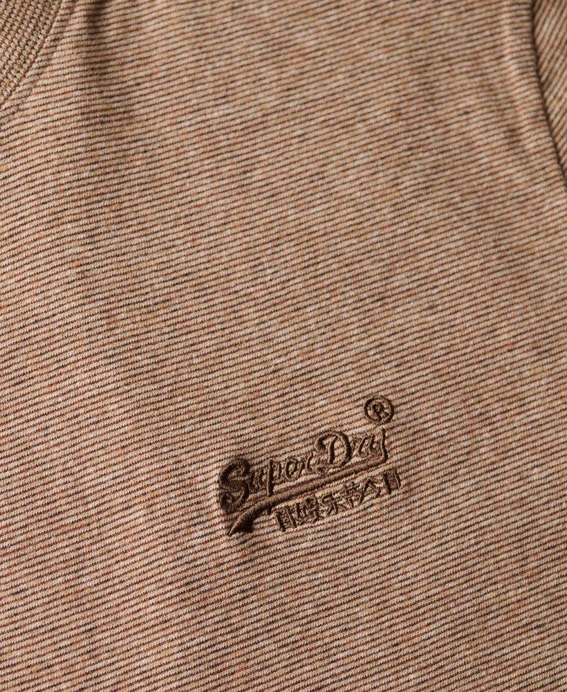 camiseta essential logo em algodão orgânico na cor areia do deserto.
