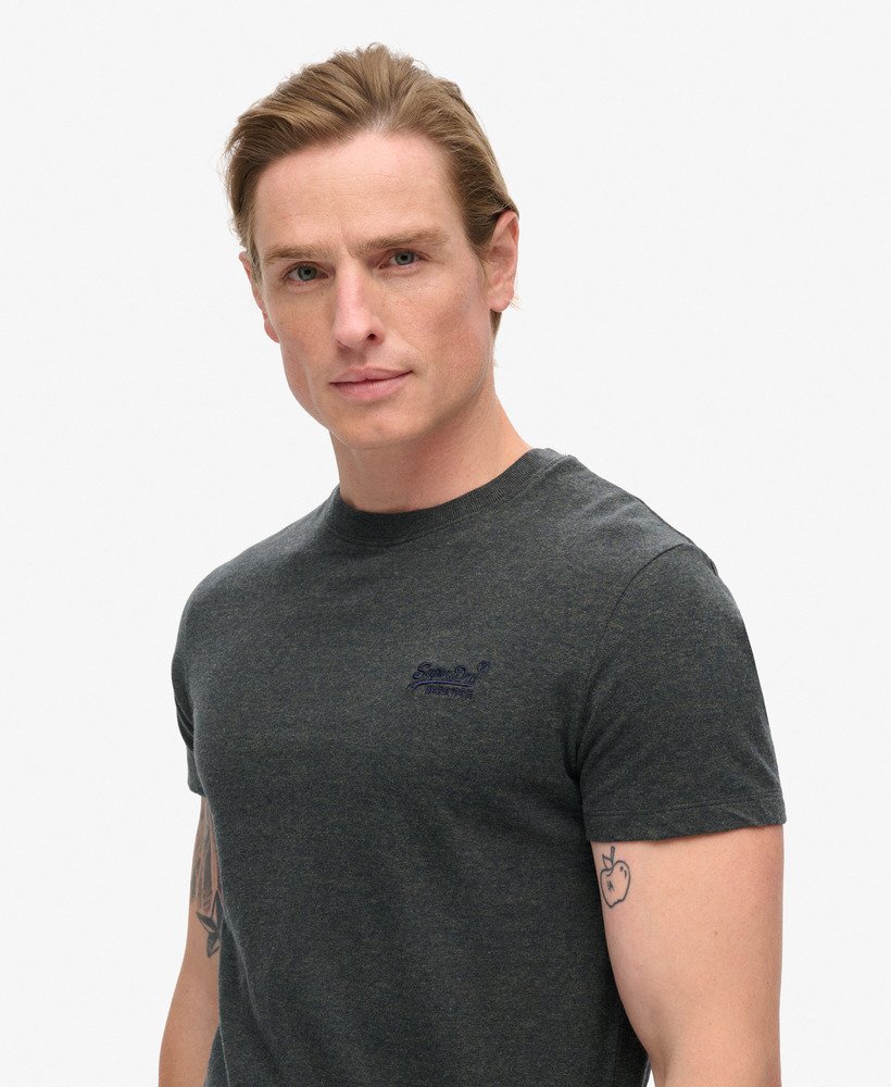 camiseta essential logo em algodão orgânico na cor eclipse navyolive feeder
