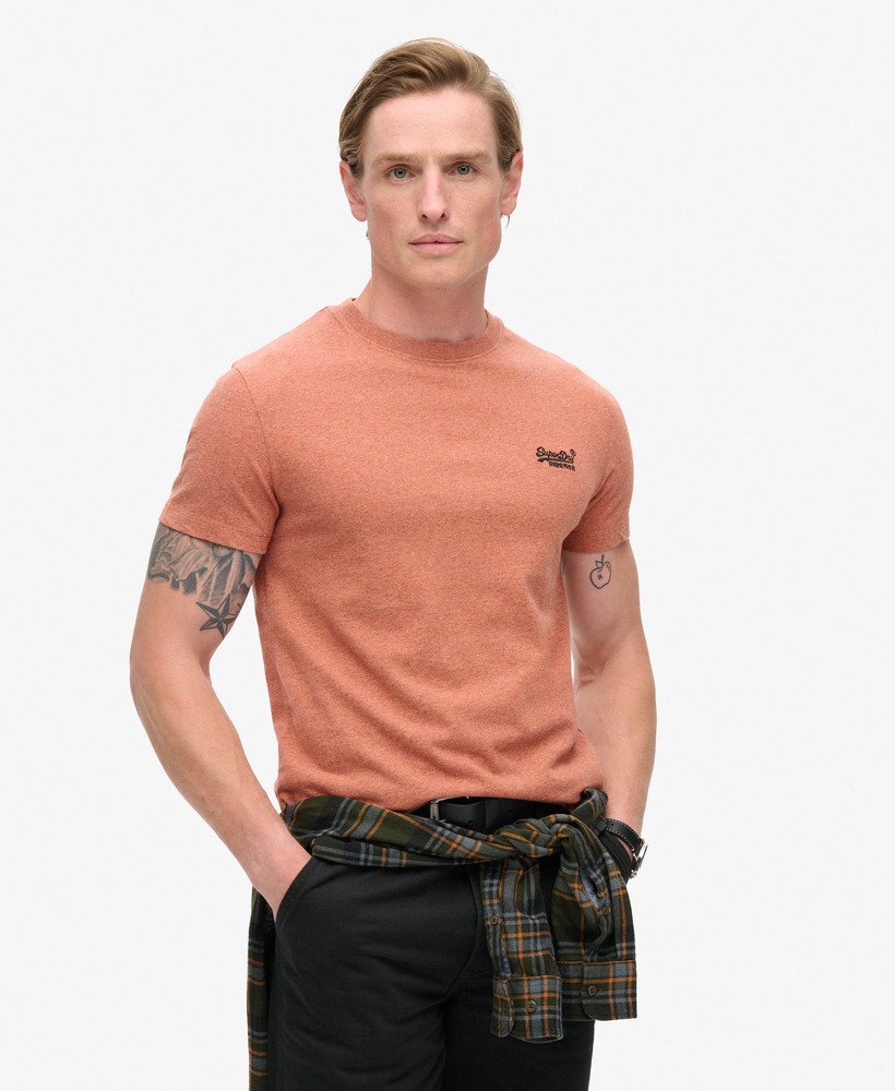 camiseta essential logo em algodão orgânico na cor laranja gritada