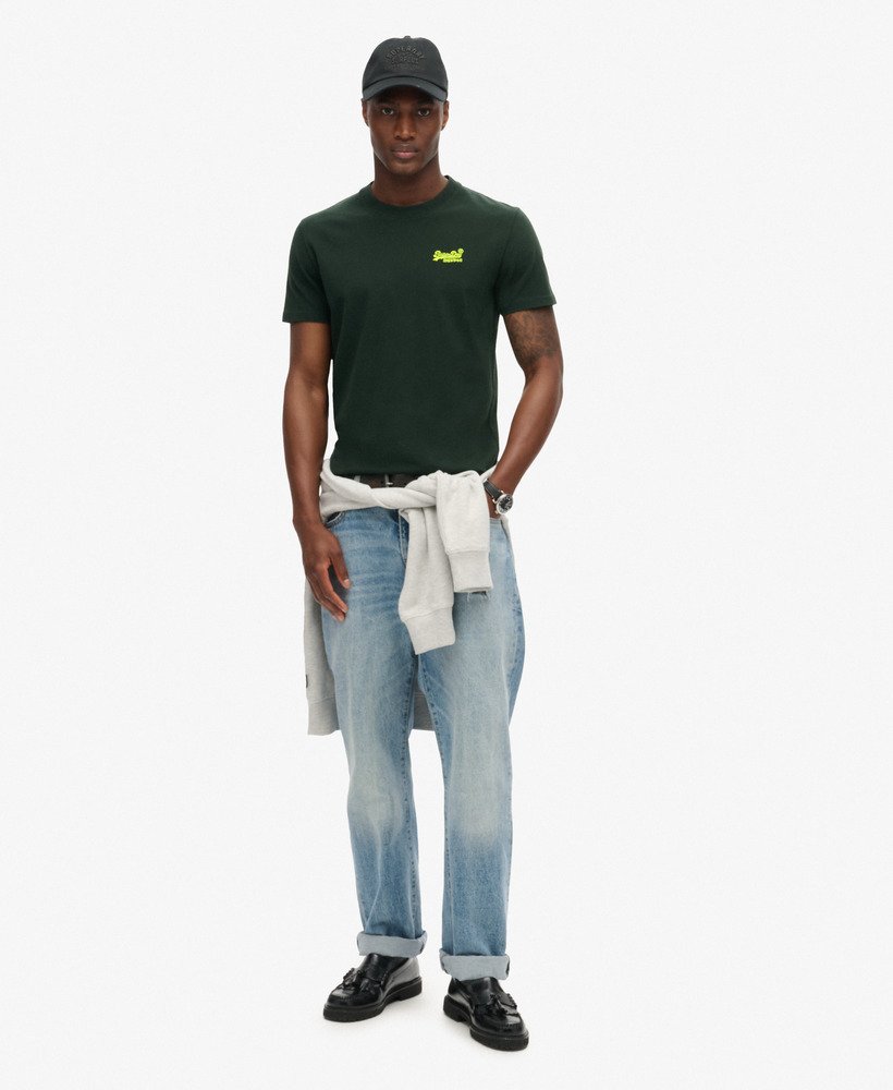 camiseta essential logo em algodão orgânico nas cores verde-florestaamarelo fluorescente