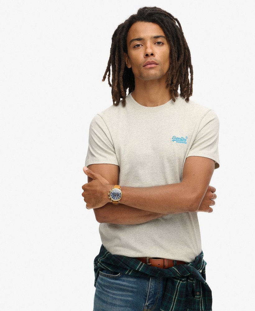 camiseta essential logo em algodão orgânico na cor cinza claroazul fluorescente