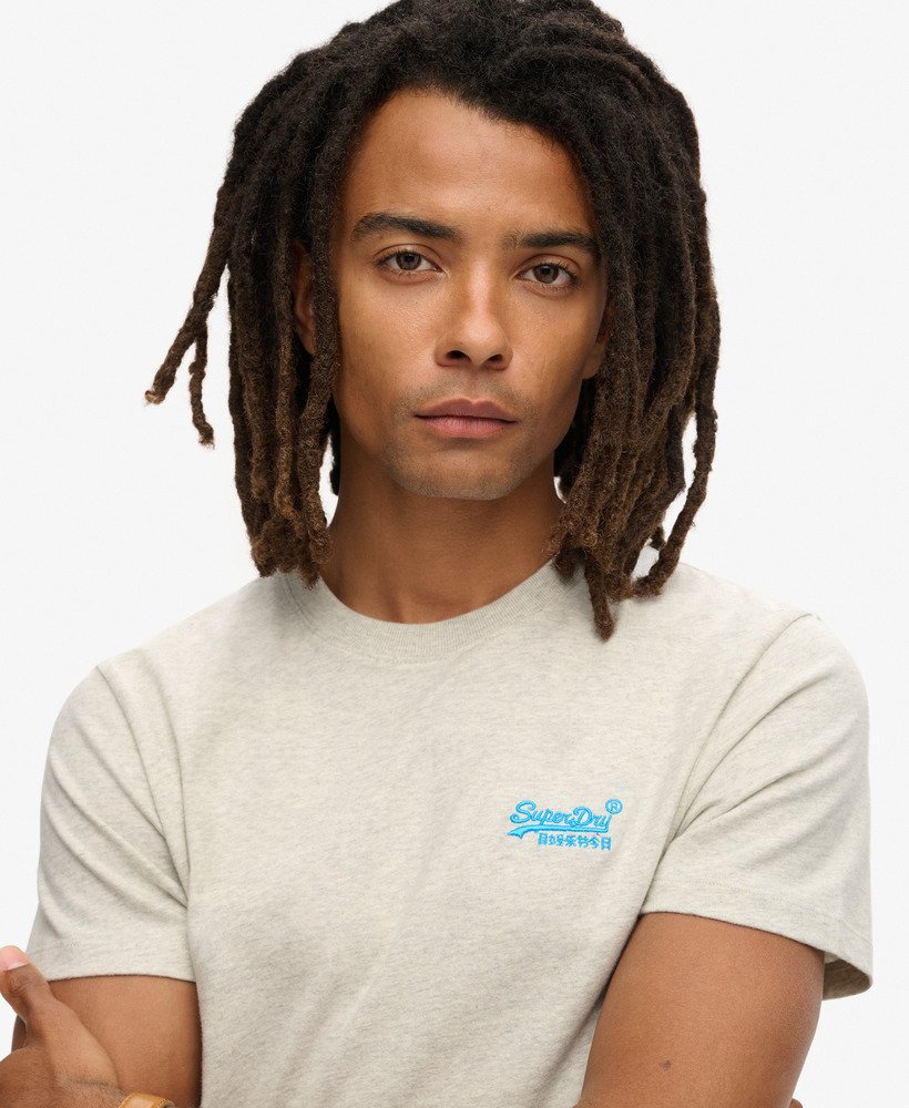 camiseta essential logo em algodão orgânico na cor cinza claroazul fluorescente