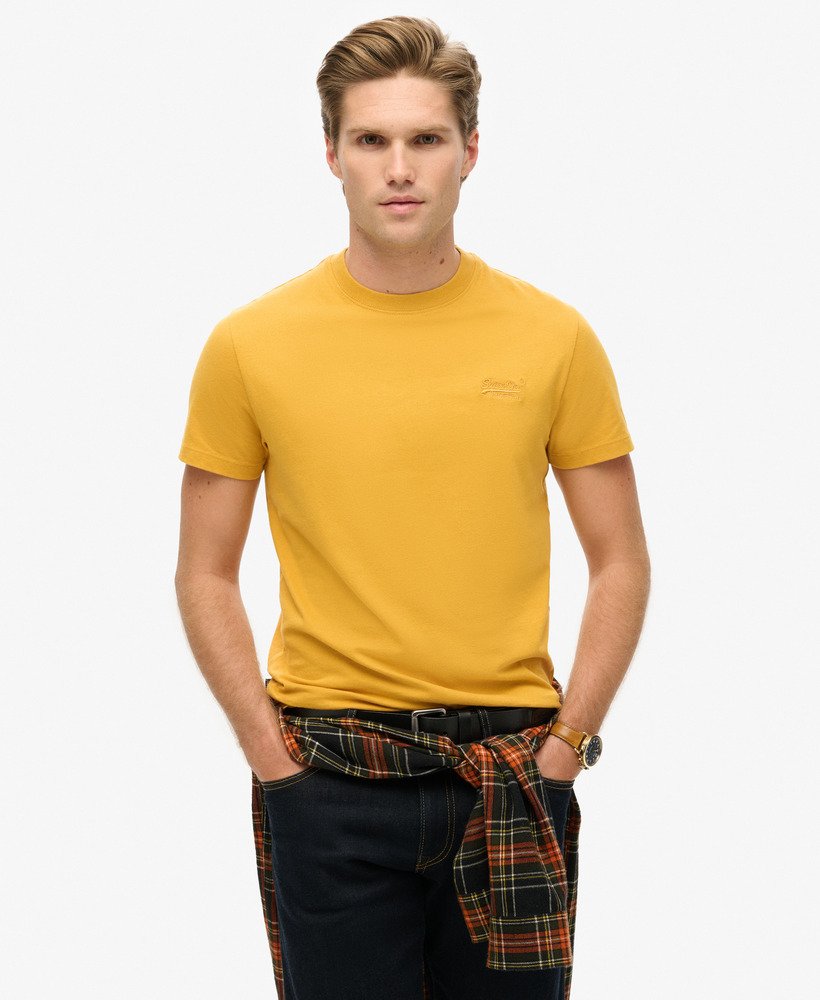 camiseta essential logo em algodão orgânico na cor dourado inverno