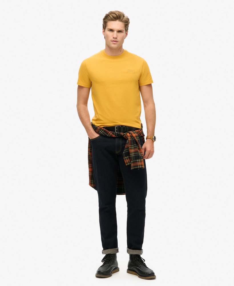 camiseta essential logo em algodão orgânico na cor dourado inverno