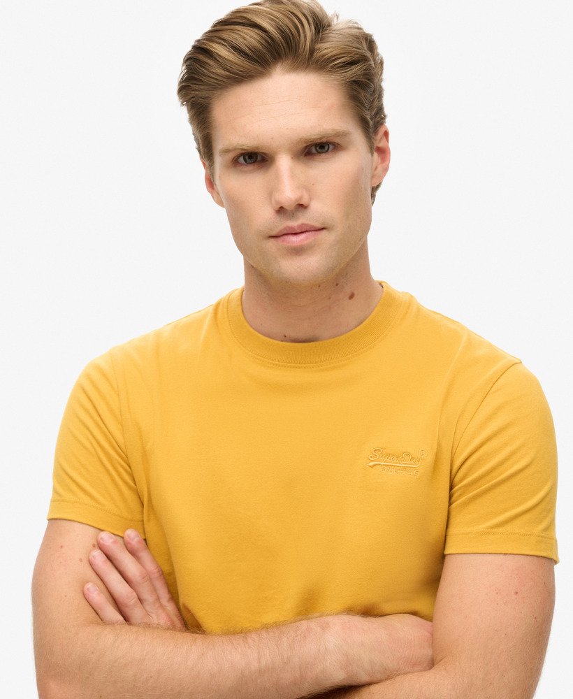 camiseta essential logo em algodão orgânico na cor dourado inverno