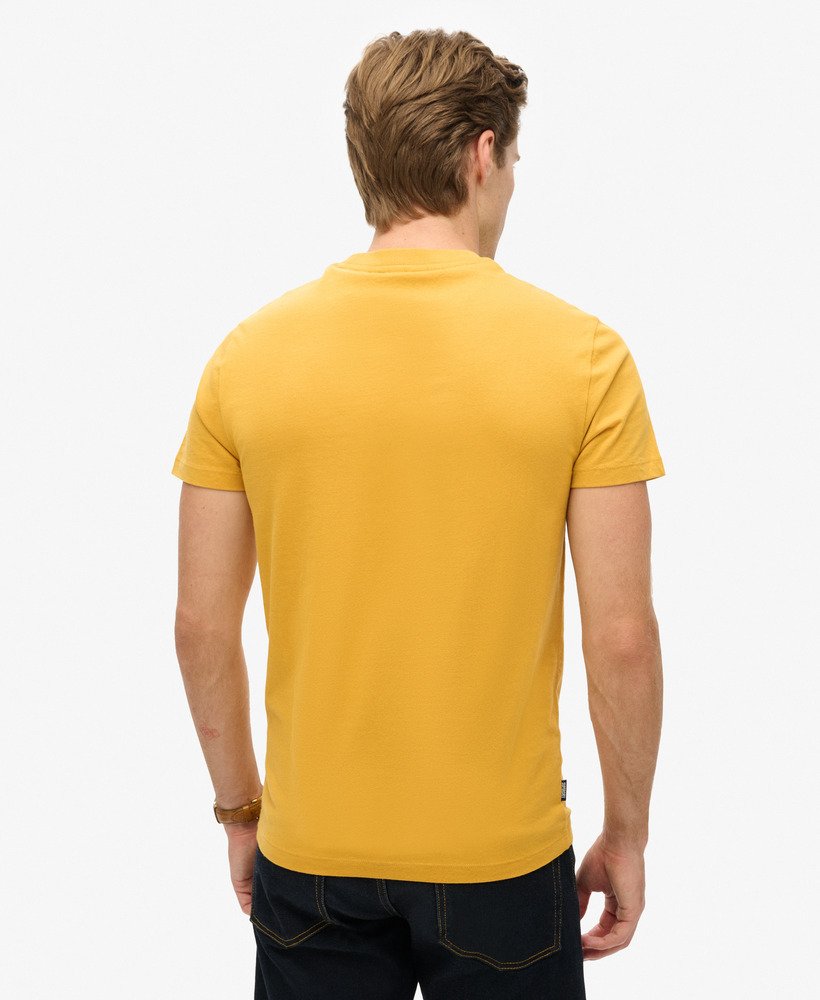 camiseta essential logo em algodão orgânico na cor dourado inverno