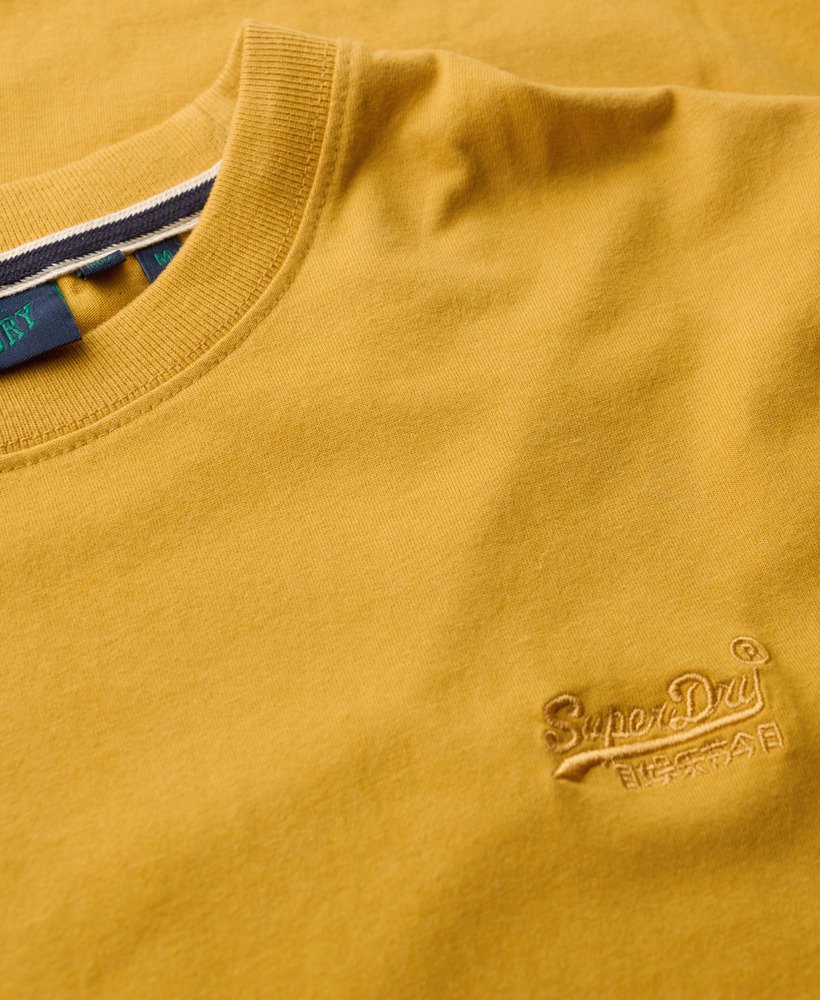 camiseta essential logo em algodão orgânico na cor dourado inverno