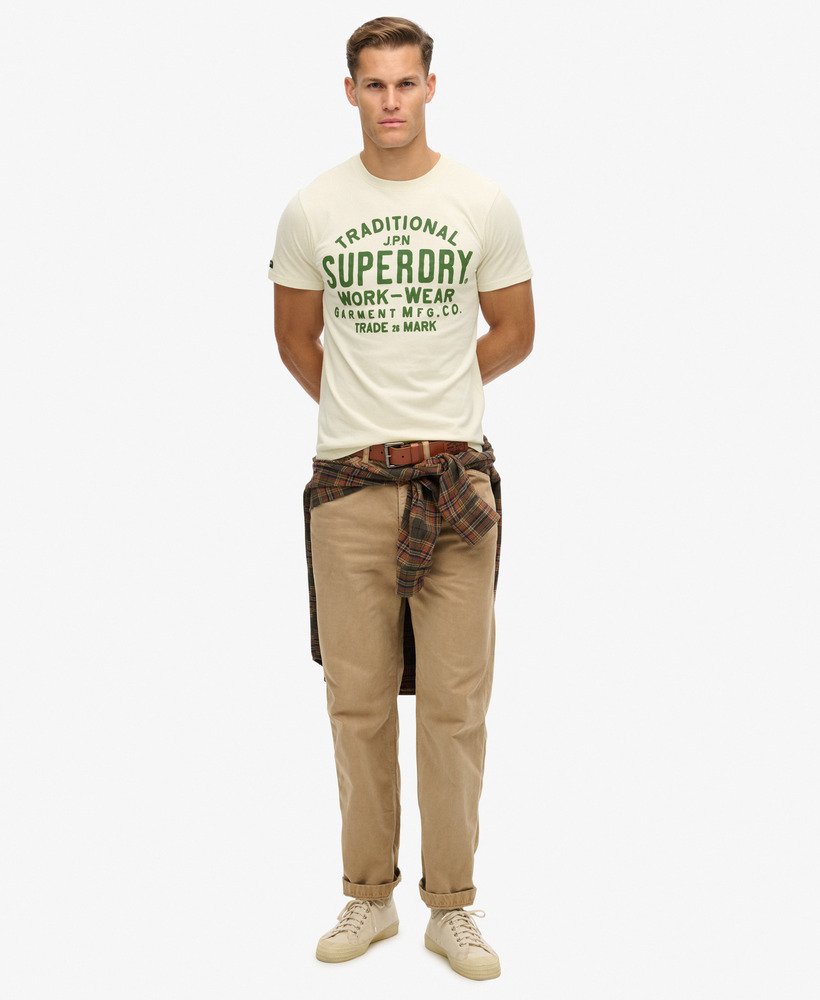camiseta de trabalho para produtos fabricados na cor creme.