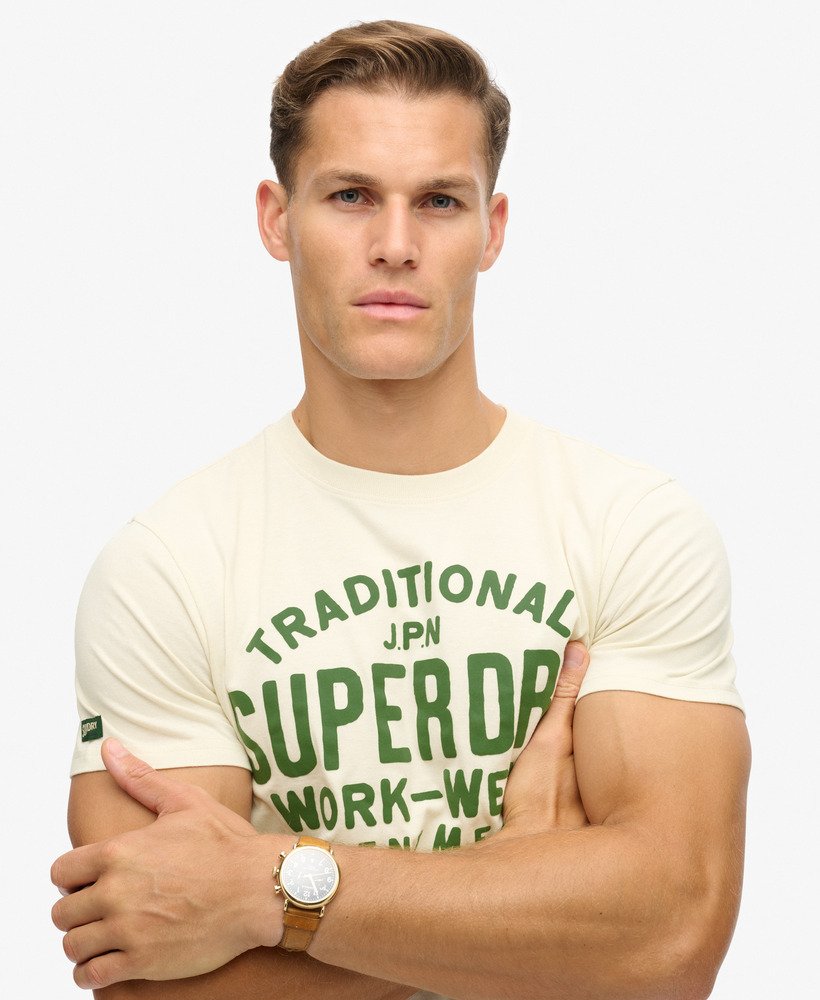 camiseta de trabalho para produtos fabricados na cor creme.