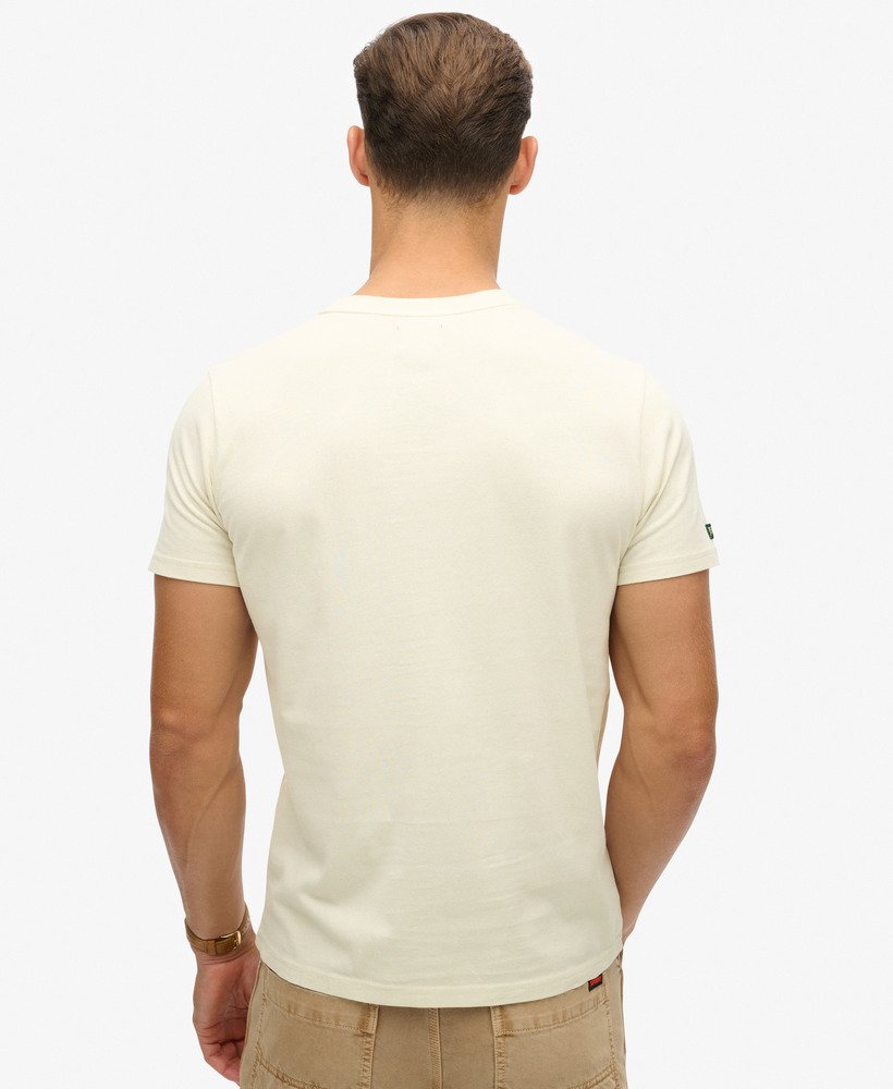 camiseta de trabalho para produtos fabricados na cor creme.