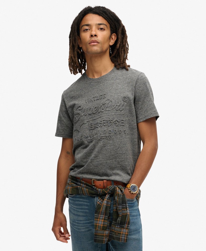 camiseta com estampa em relevo na cor cinza carvão jetter da surplus.