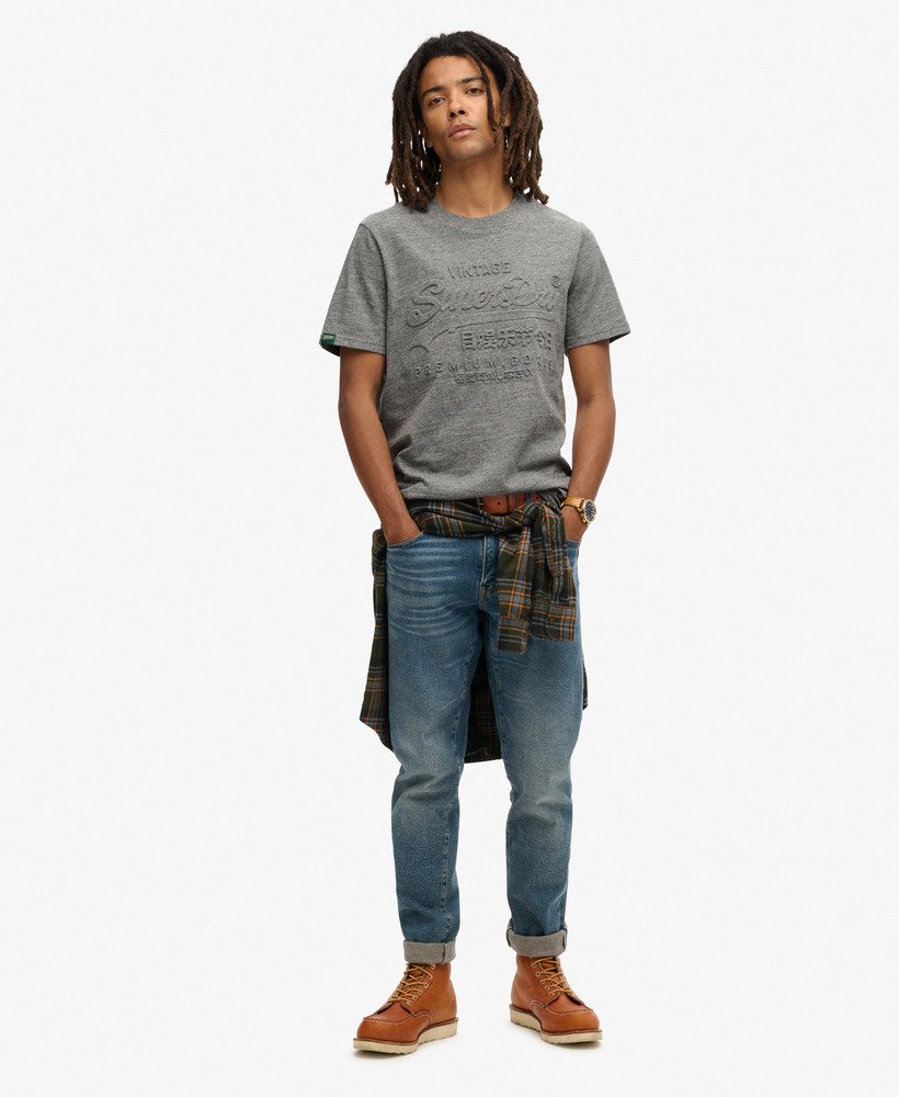 camiseta com estampa em relevo na cor cinza carvão jetter da surplus.