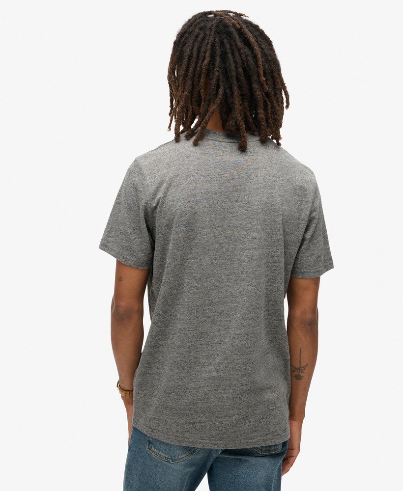 camiseta com estampa em relevo na cor cinza carvão jetter da surplus.