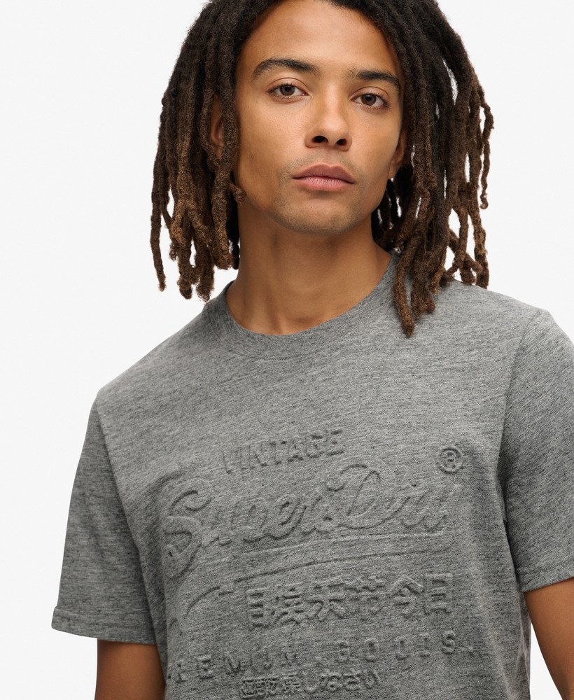 camiseta com estampa em relevo na cor cinza carvão jetter da surplus.