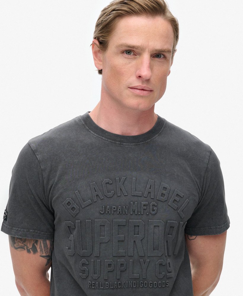 camiseta com estampa de logo em relevo na cor blackboard