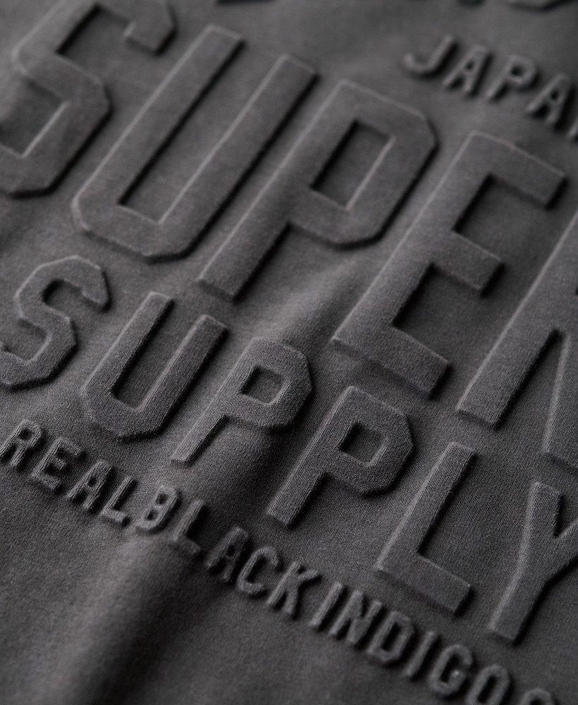camiseta com estampa de logo em relevo na cor blackboard