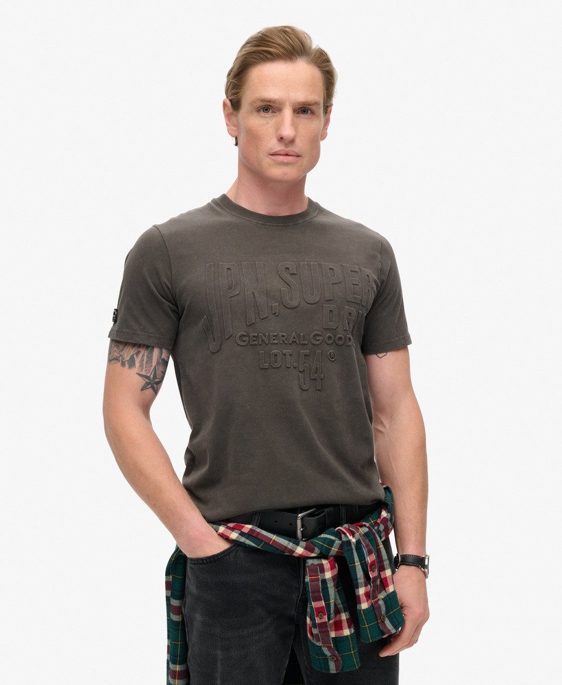 camiseta com estampa de logo em relevo na cor preto vintage