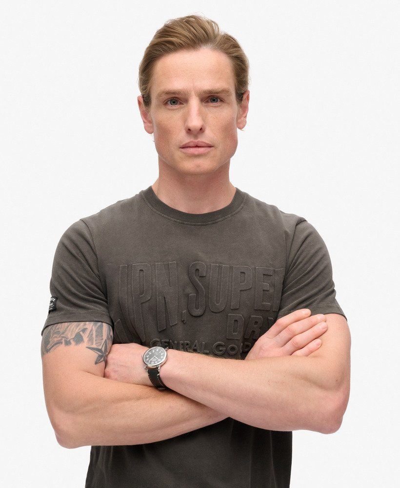 camiseta com estampa de logo em relevo na cor preto vintage