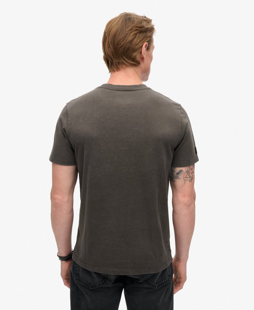 camiseta com estampa de logo em relevo na cor preto vintage