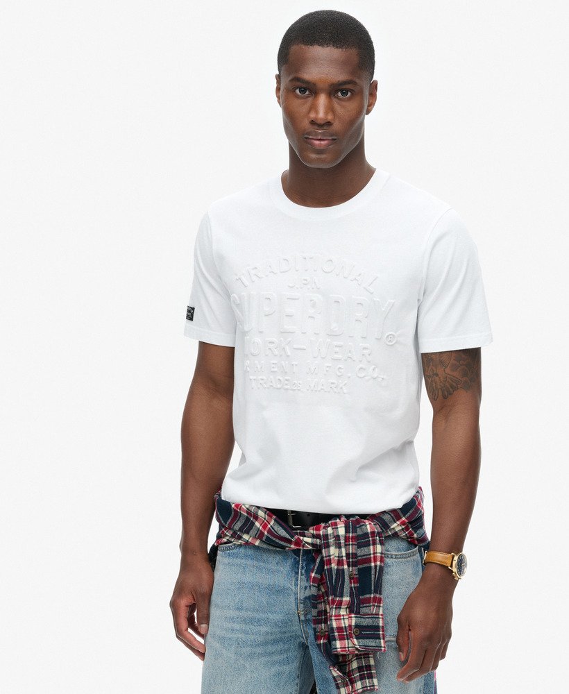 camiseta com estampa de logo em relevo na cor branco inverno