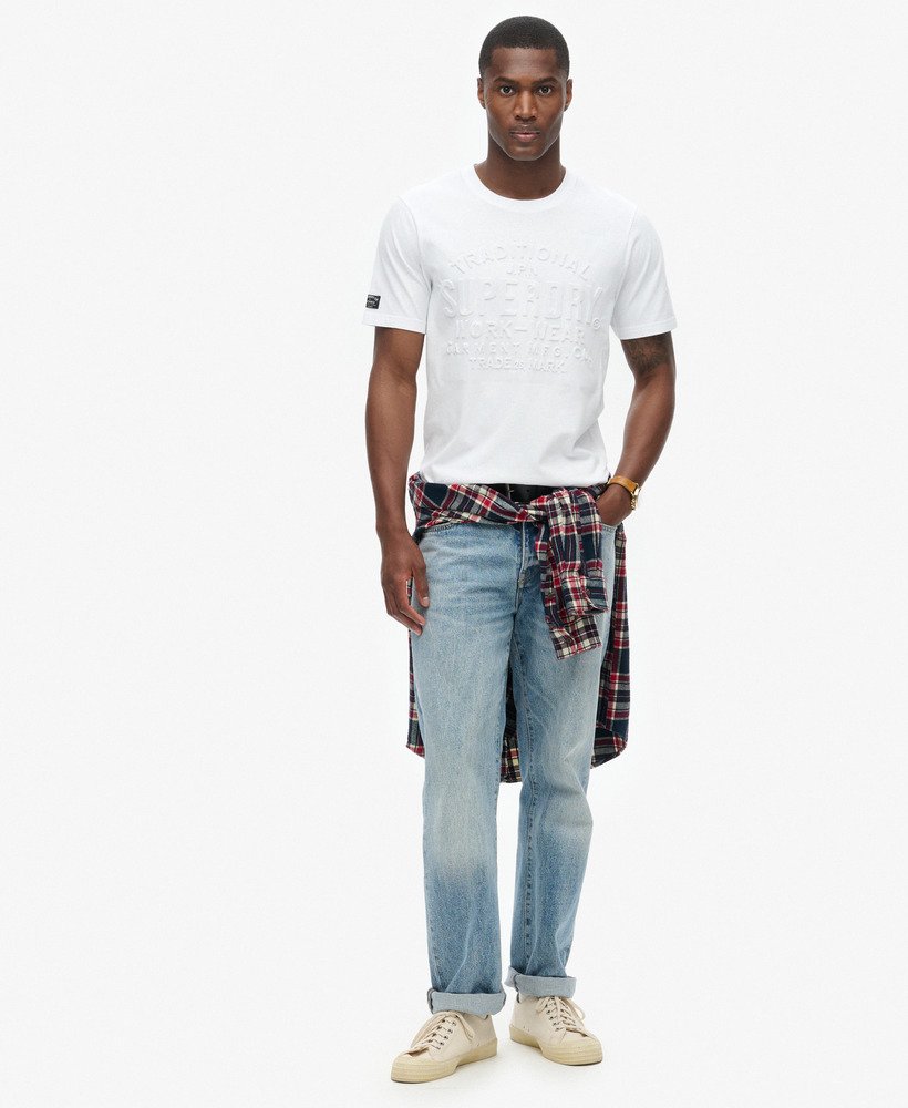 camiseta com estampa de logo em relevo na cor branco inverno