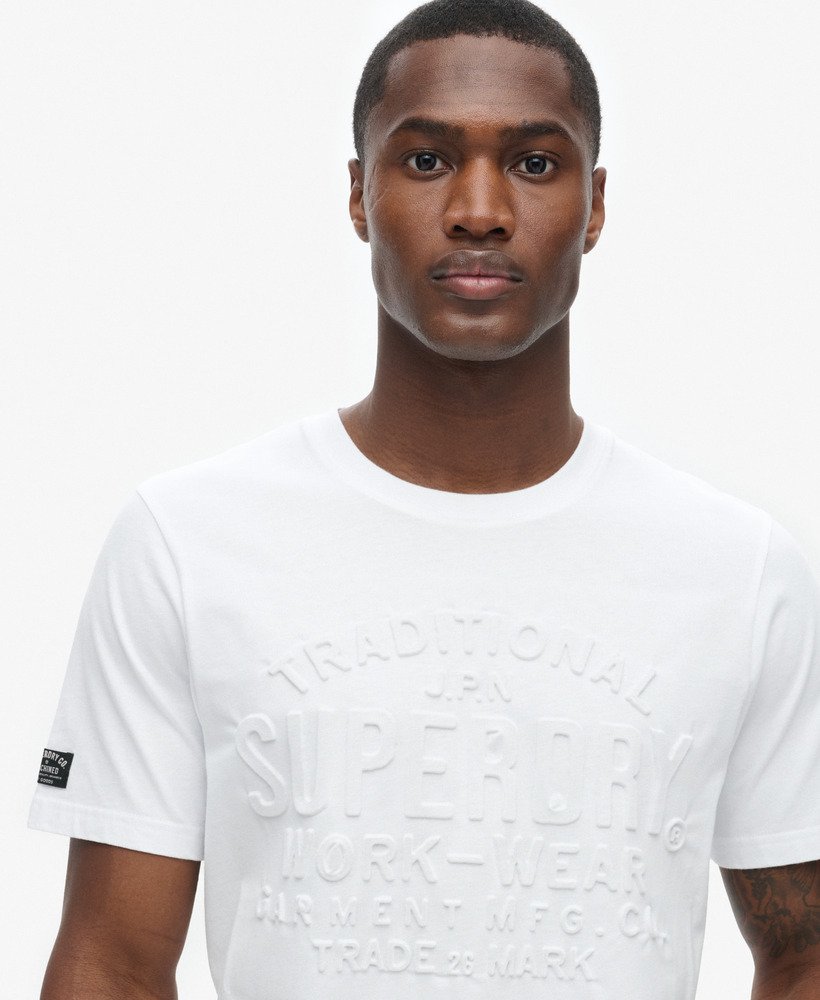 camiseta com estampa de logo em relevo na cor branco inverno