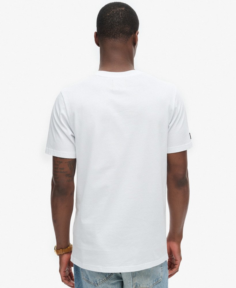 camiseta com estampa de logo em relevo na cor branco inverno