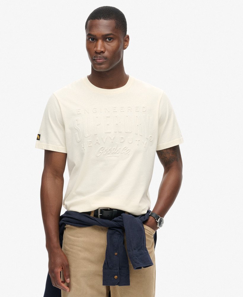 camiseta com estampa de logo em relevo na cor branca arroz