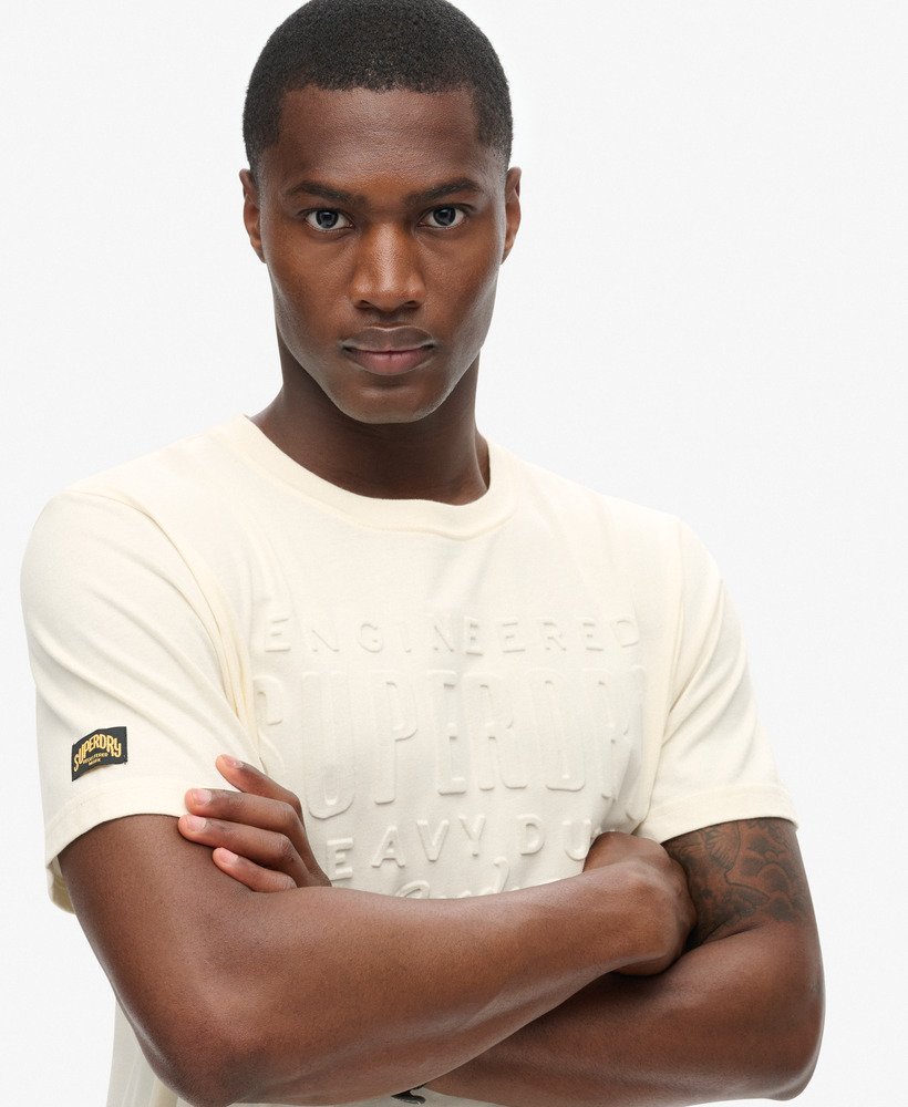camiseta com estampa de logo em relevo na cor branca arroz